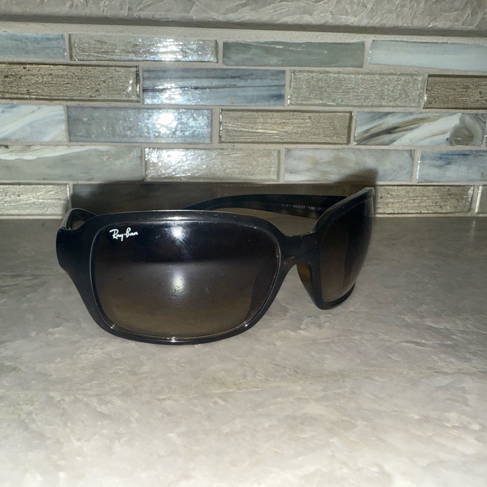 Ray-Ban Black Aviator Sunglasses Classic Design